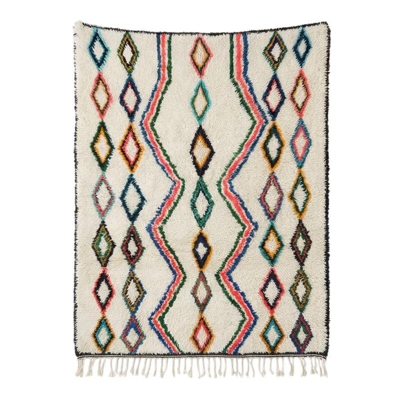 Tapis Azilal coloré traditionnel de motifs losanges et franges décoratives.
