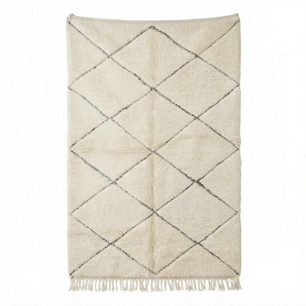 Tapis berbère blanc classique à losanges parsemés de détails noirs et franges blanches.