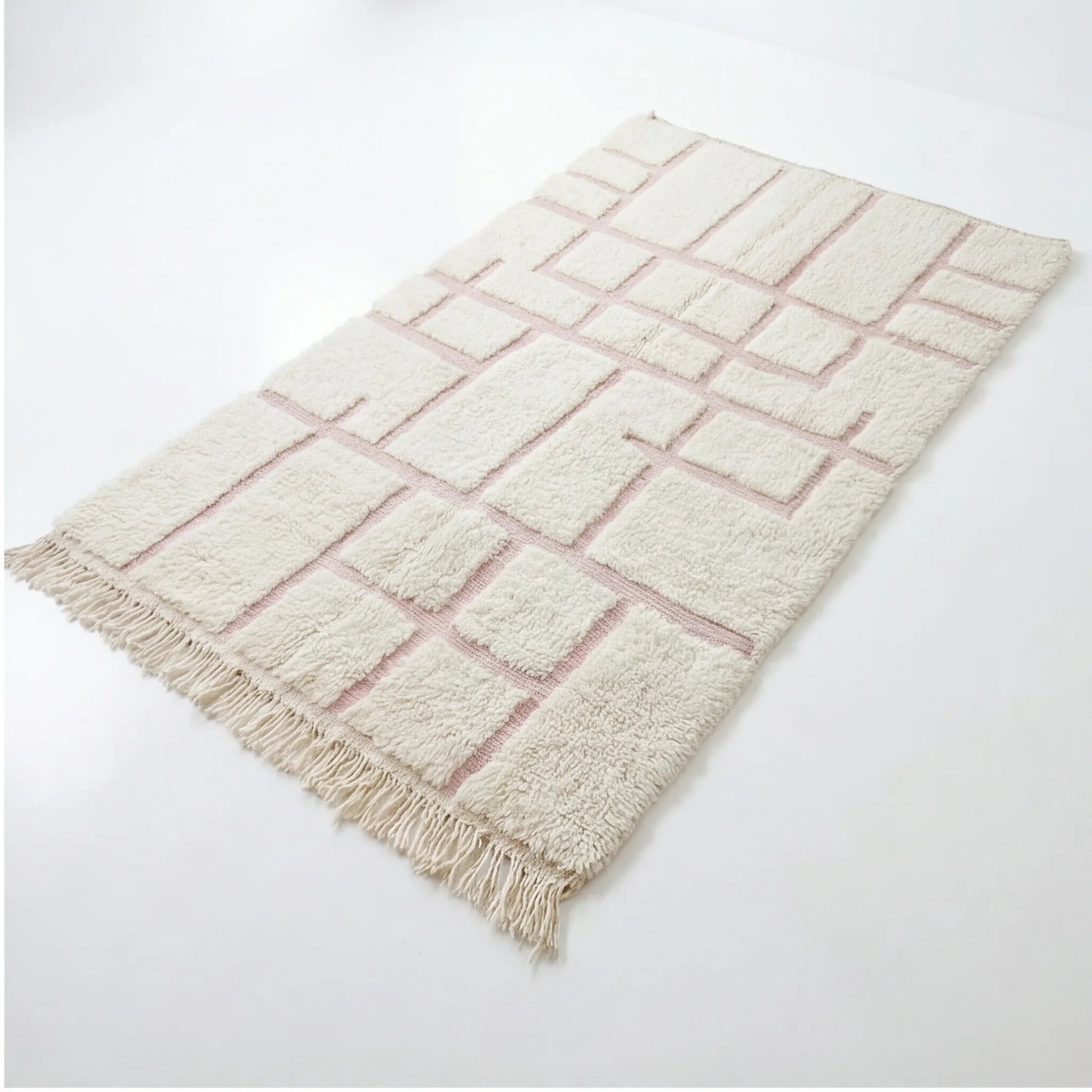Tapis Béni Ouarain motifs roses, vue de trois quarts