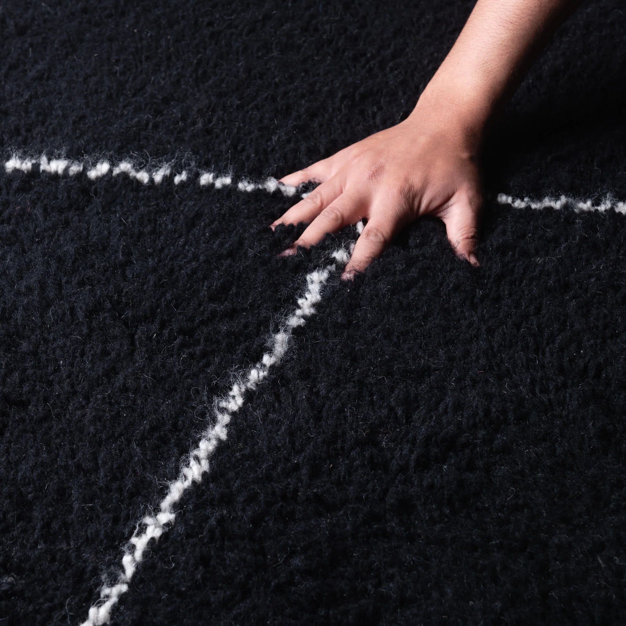 Tapis berbère rond noir losanges blanc - Sur mesure
