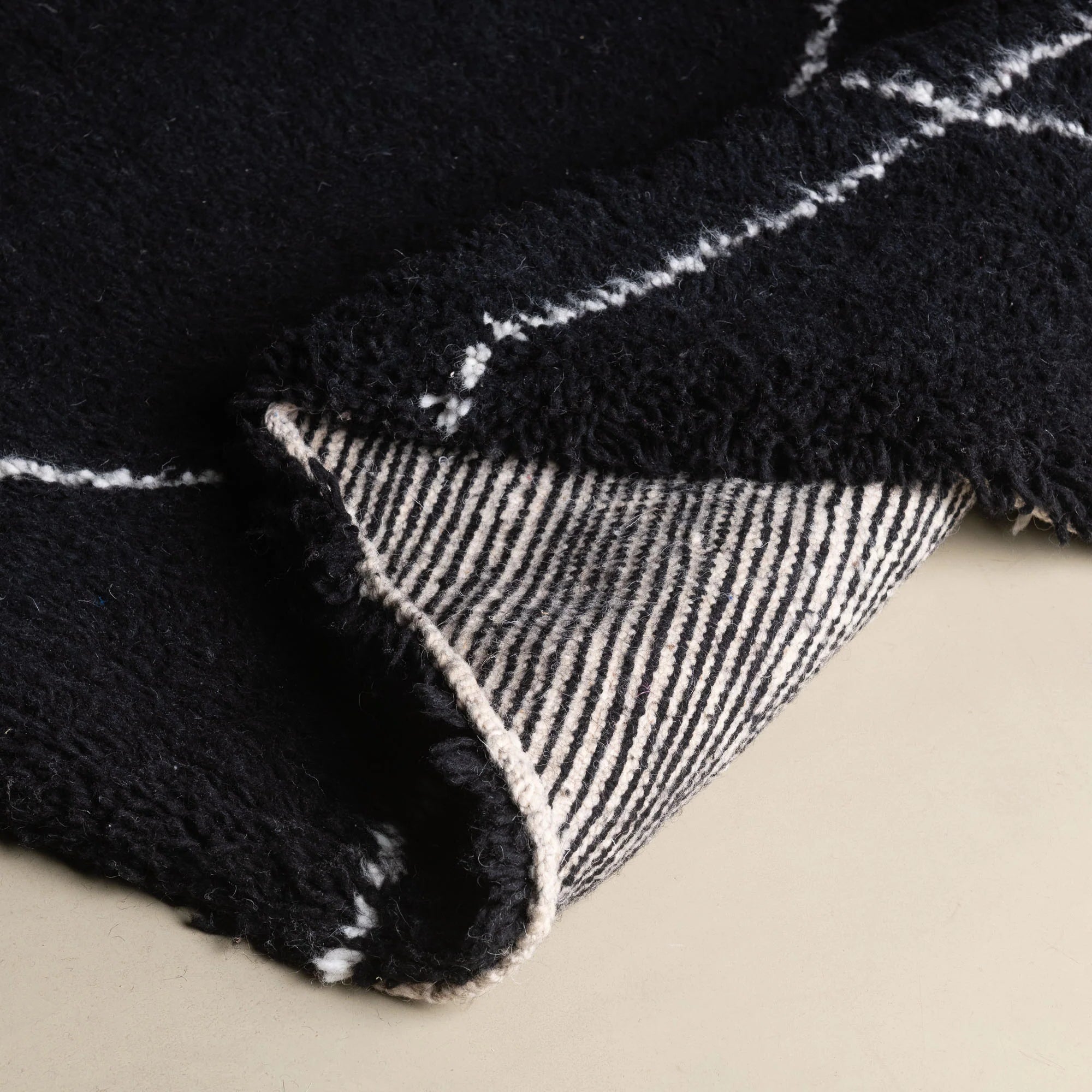 Tapis berbère rond noir losanges blanc - Sur mesure