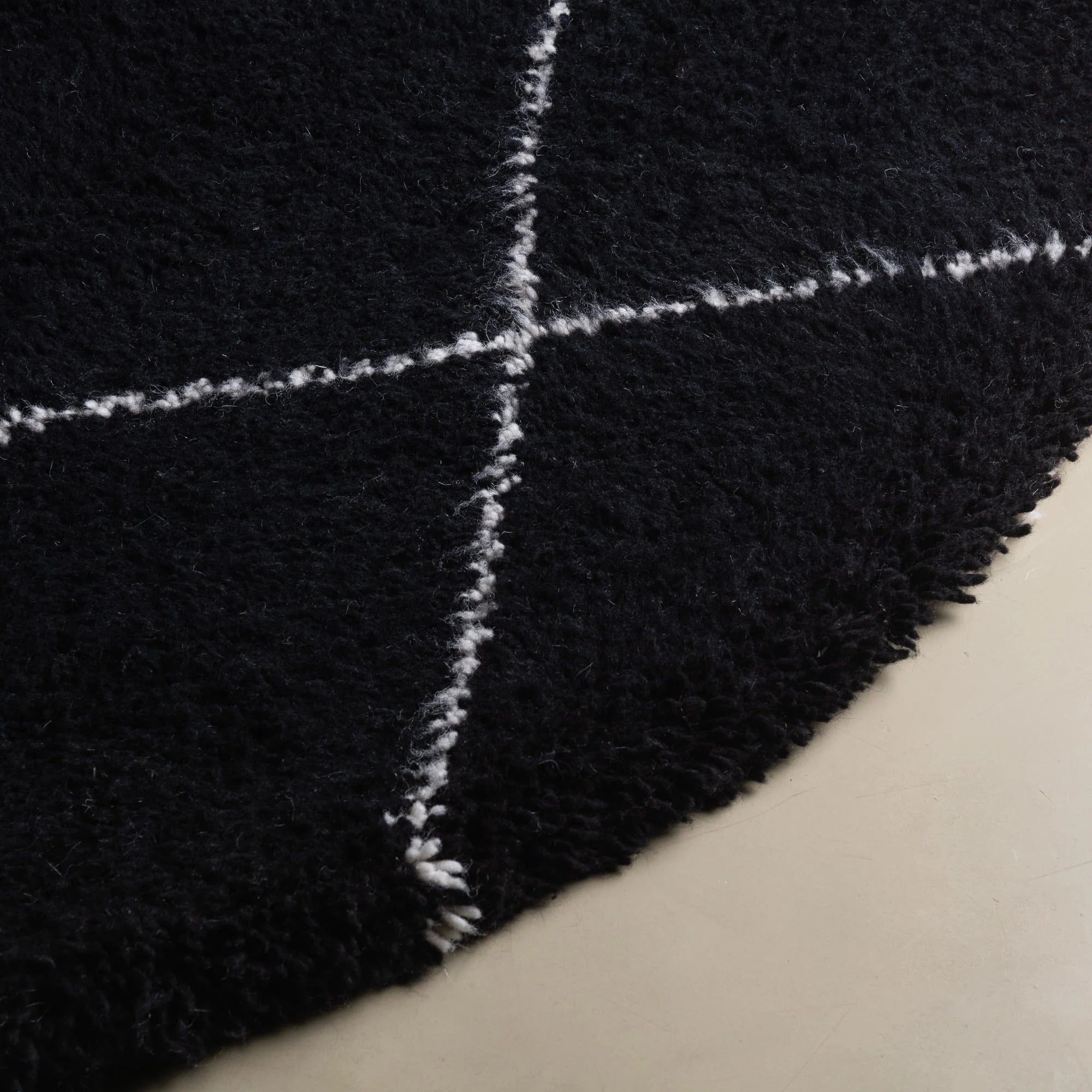 Tapis berbère rond noir losanges blanc - Sur mesure