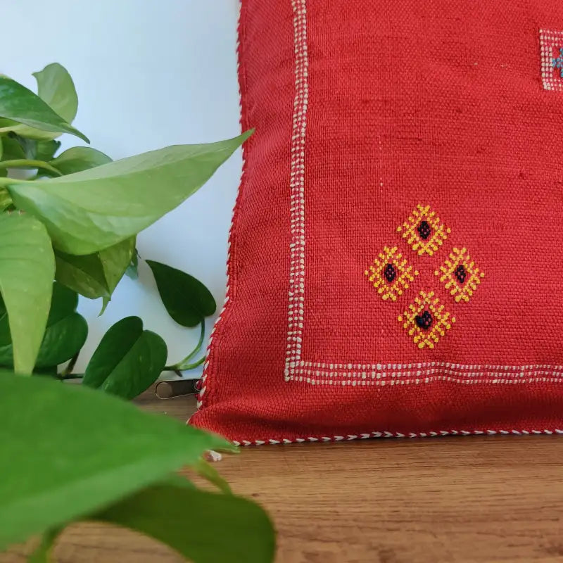 Détail artisanal du coussin sabra rouge