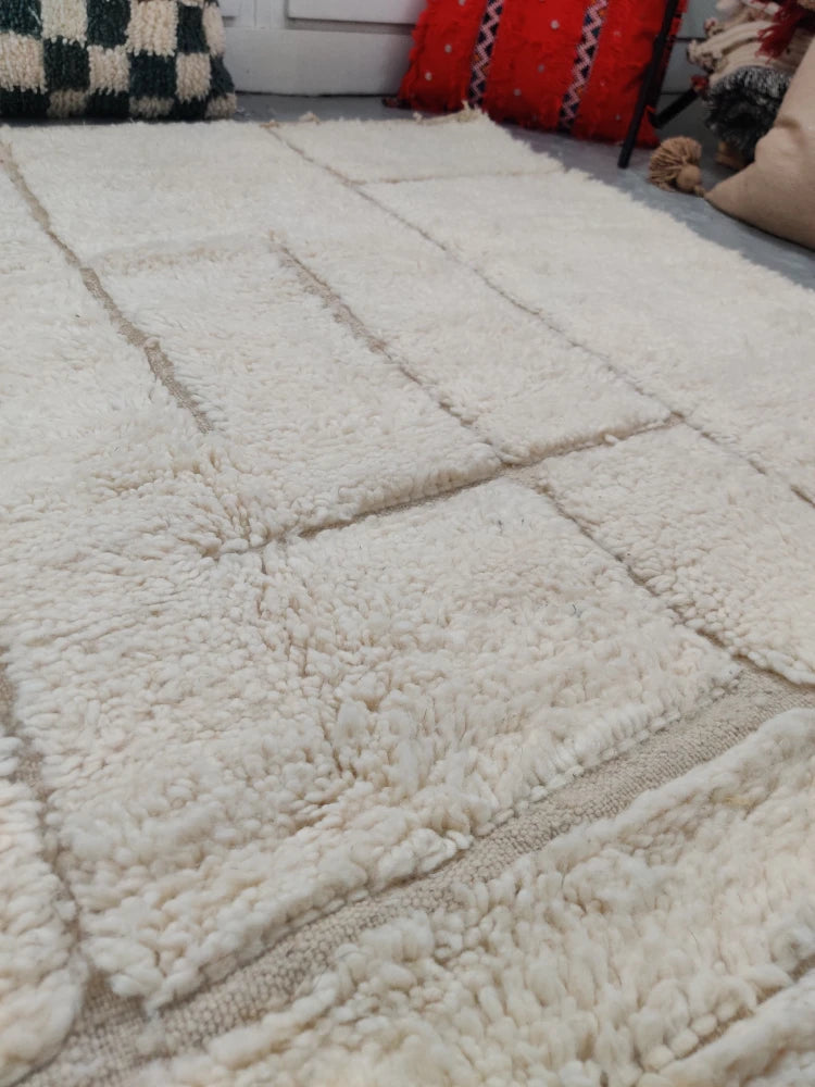 motif blanc sur tapis de salon