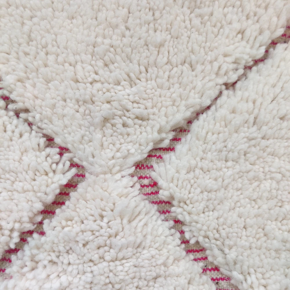 détail du tapis berbere blanc et rose