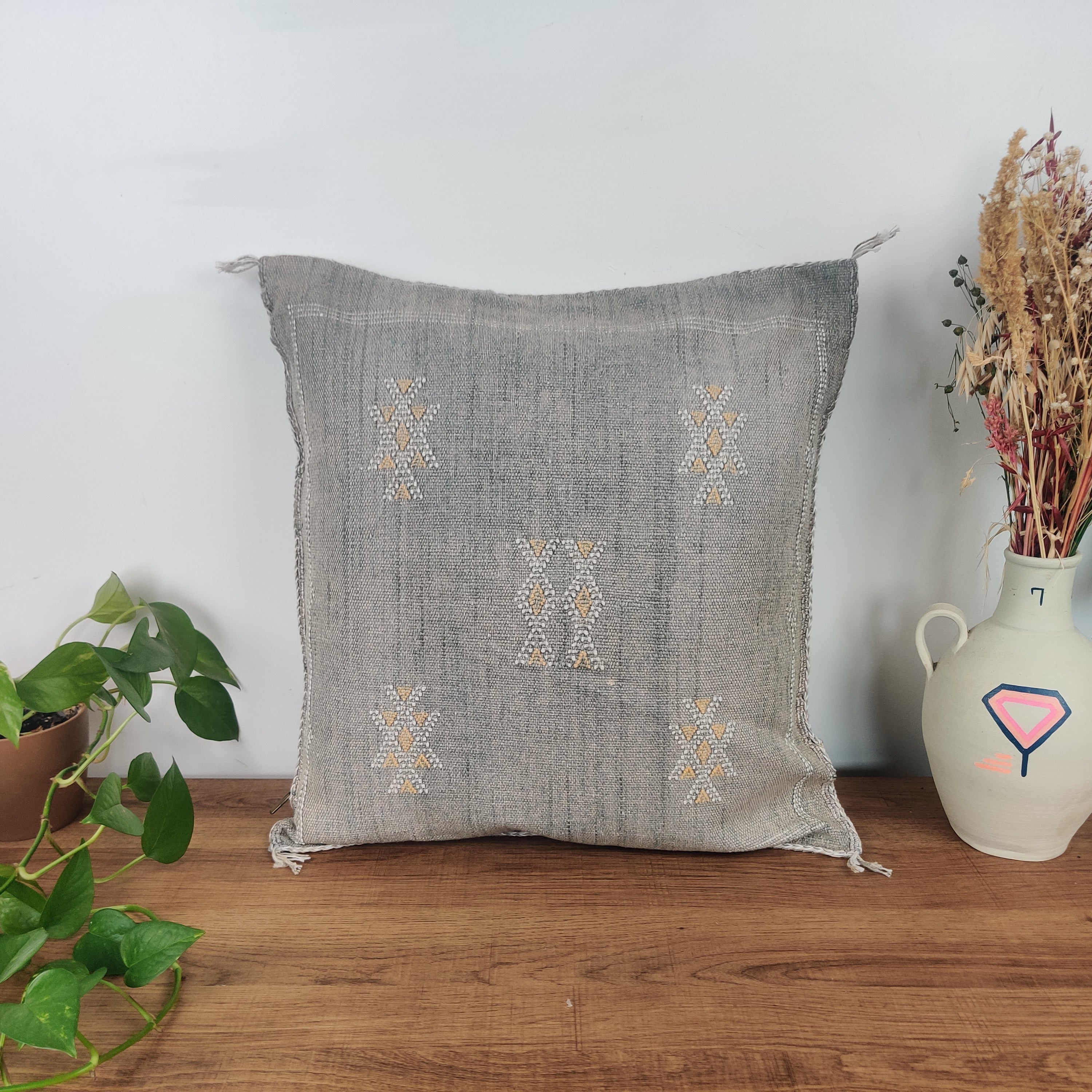 Coussin berbère Gris foncé en Soie de Cactus