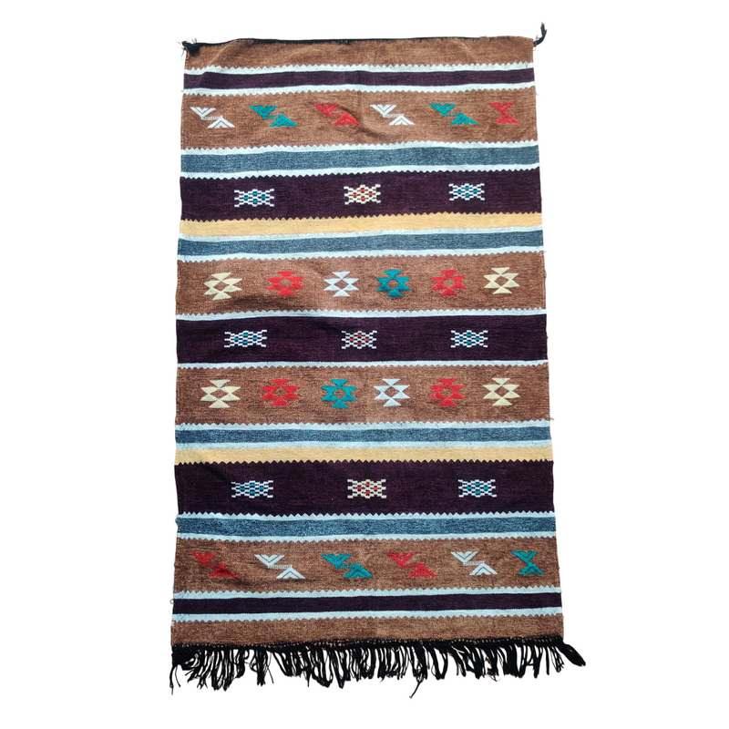 Tapis tribal berbère à rayures colorées de motifs géométriques.