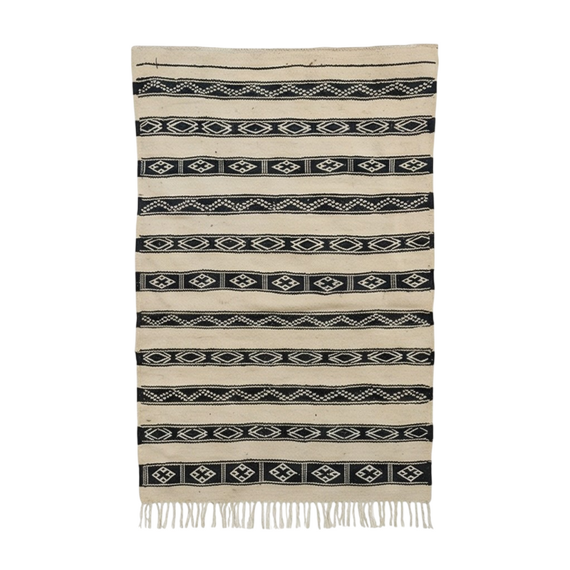 Petit tapis kilim blanc et noir de style ethnique à rayures géométriques horizontales et franges.

