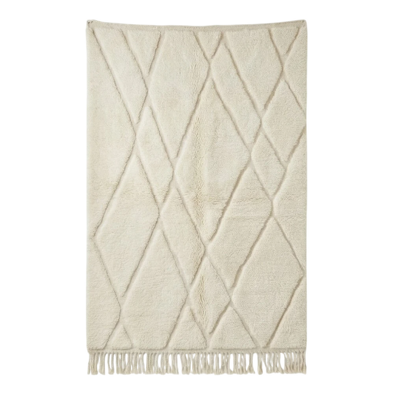 Tapis berbère blanc à motifs losanges abstraits avec franges, de style artisanal.
