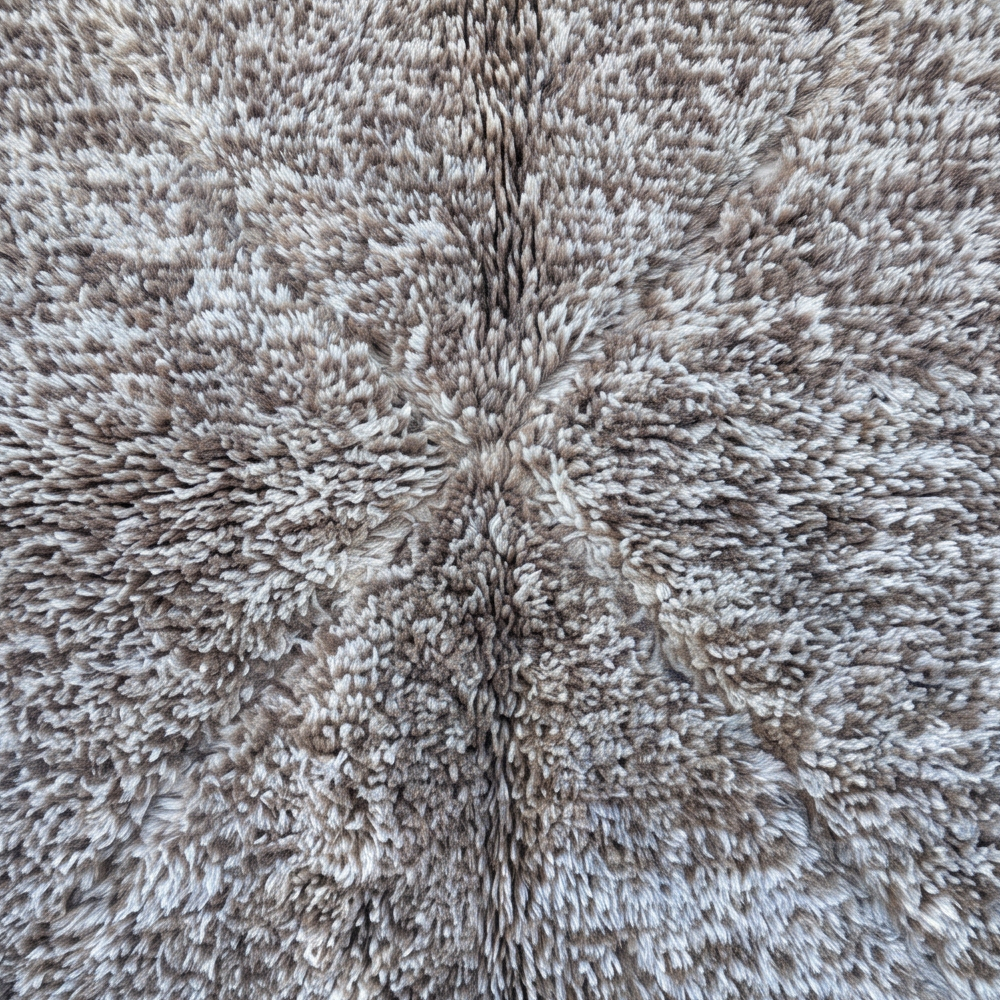 Gros plan sur la laine et le motif texture chinée discrète du tapis Béni Ouarain