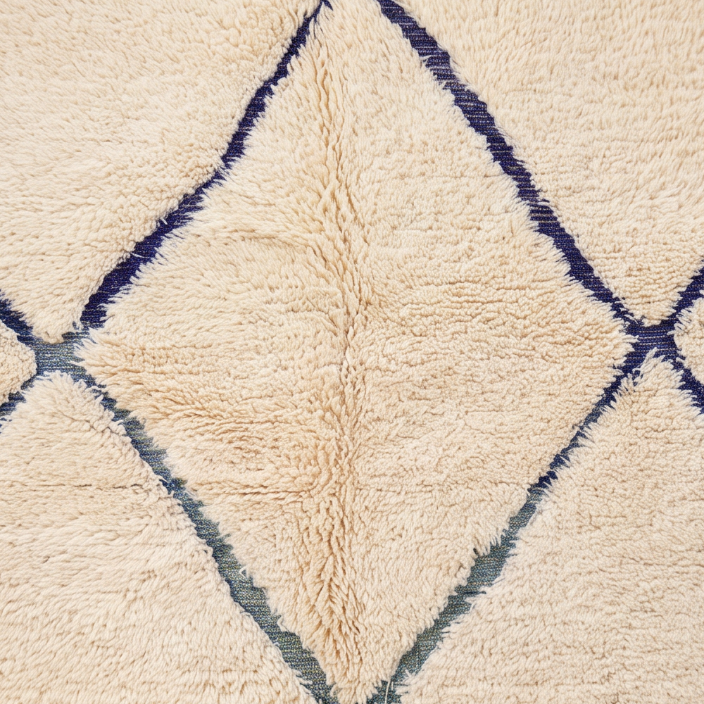 Gros plan sur la laine et le motif grands losanges bleu gris du tapis Béni Ouarain