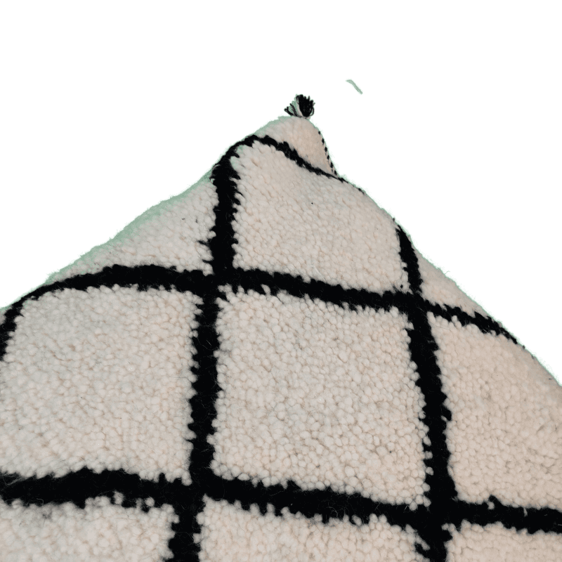 Coussin bohème blanc en laine et motif noir
