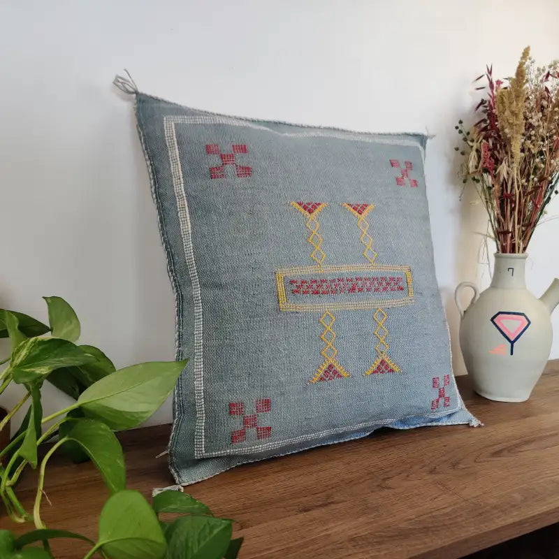 Vue angle 1 du Coussin berbère Bleu Jean  en Soie de Cactus