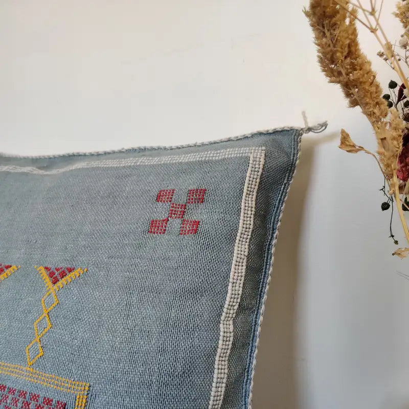 Détail artistique du coussin sabra bleu Jean fait main