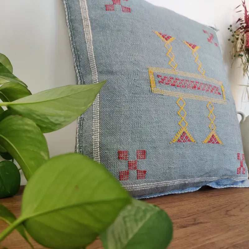 Vue approchée du Coussin sabra Bleu Jean  en Soie de Cactus