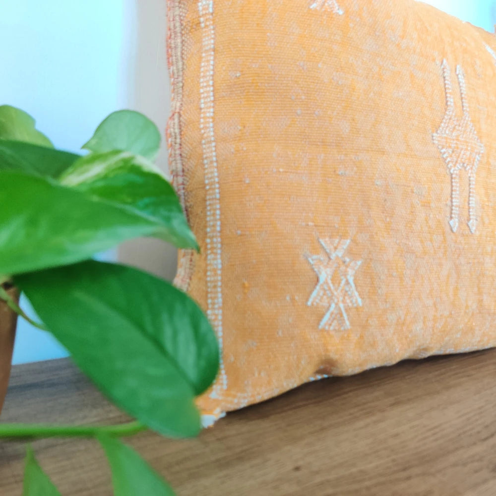 Coussin berbère Jaune en soie de cactus - MAZIR Décoration