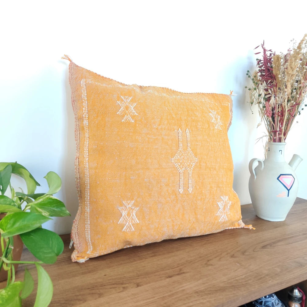 Coussin berbère Jaune en soie de cactus - MAZIR Décoration