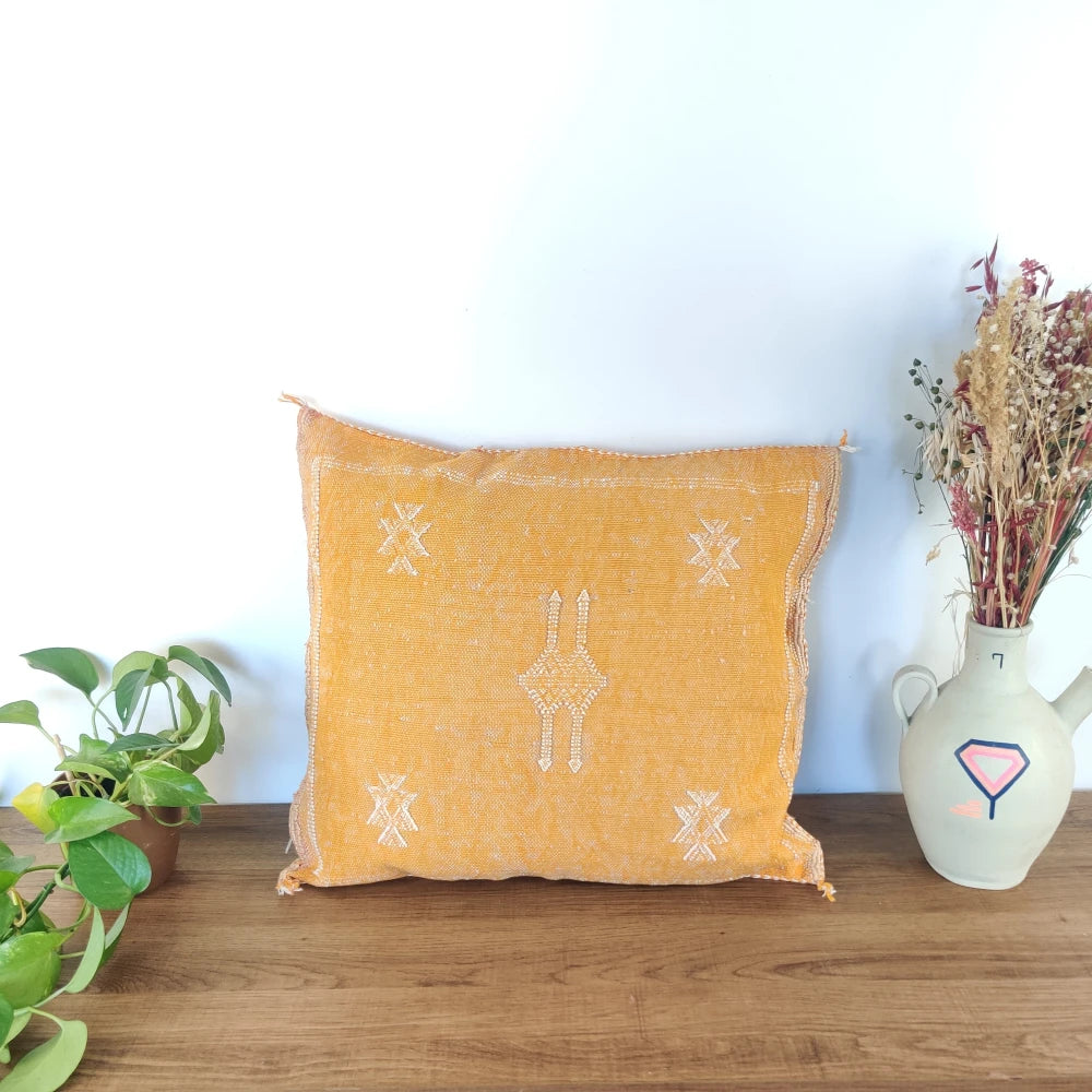 Coussin berbère Jaune en soie de cactus - MAZIR Décoration