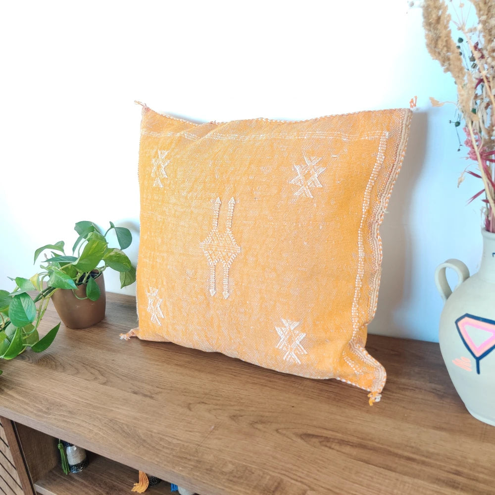 Coussin berbère Jaune en soie de cactus - MAZIR Décoration