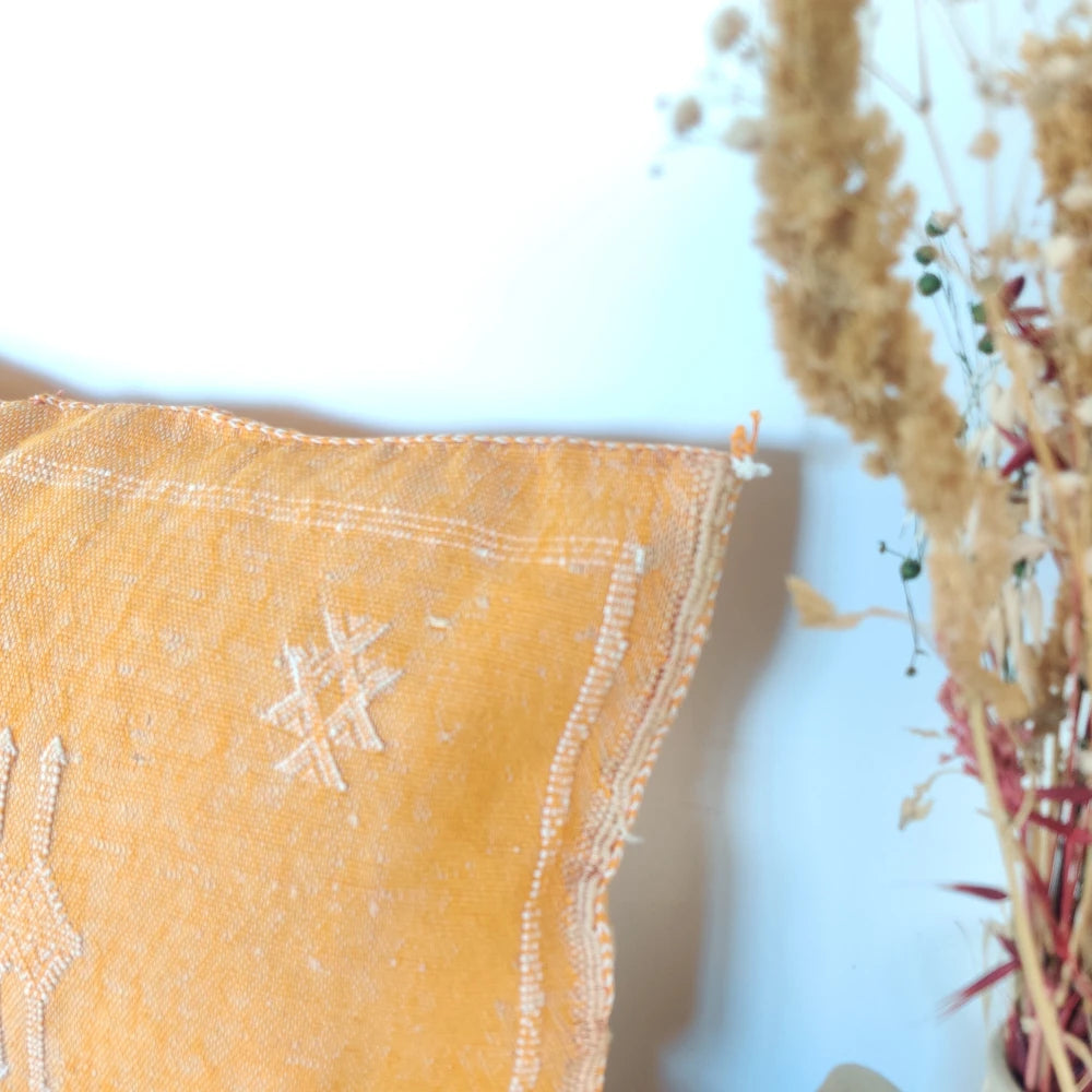 Coussin berbère Jaune en soie de cactus - MAZIR Décoration