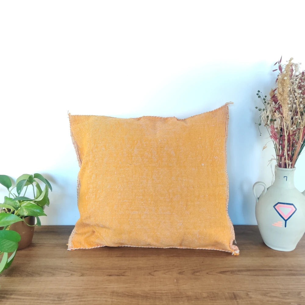 Coussin berbère Jaune en soie de cactus - MAZIR Décoration