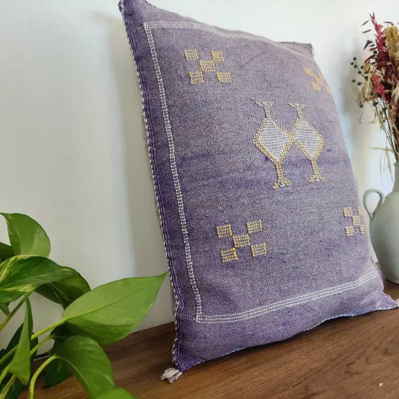 Vue approchée du Coussin berbère mauve