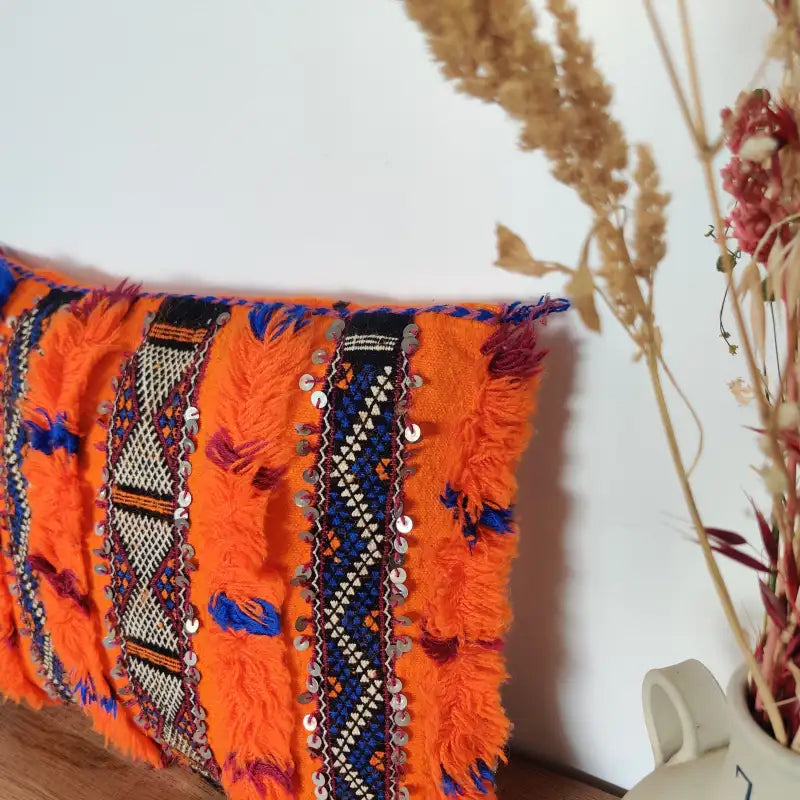 Vue détail du Coussin Kilim Berbère Orange motifs éthniques berbères