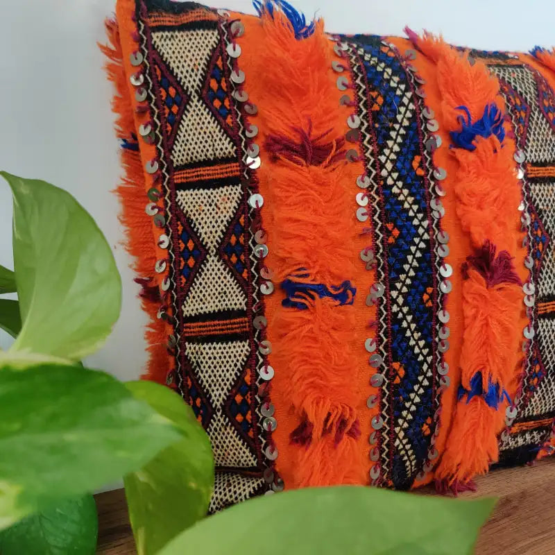 Vue approchée du Coussin Kilim Berbère Orange motifs berbères