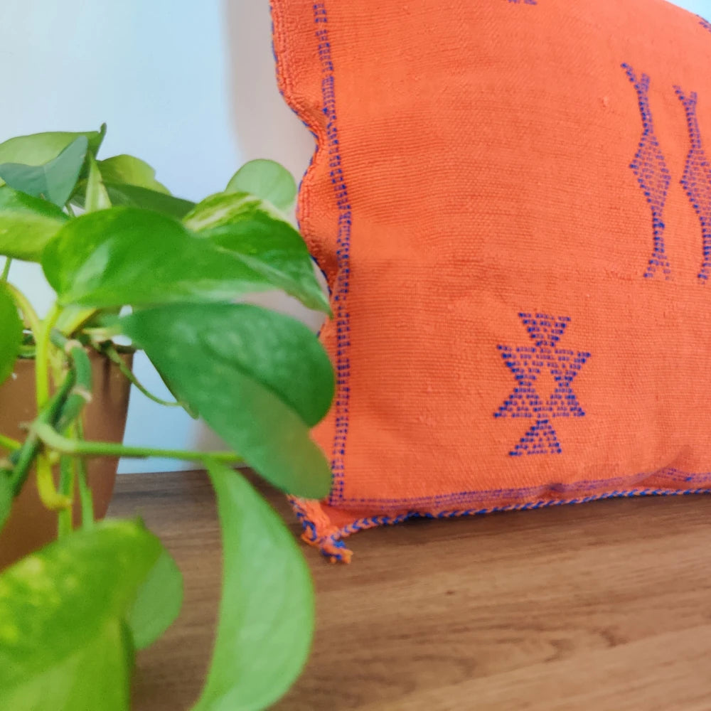 Coussin berbère orange motifs bleus - MAZIR Décoration