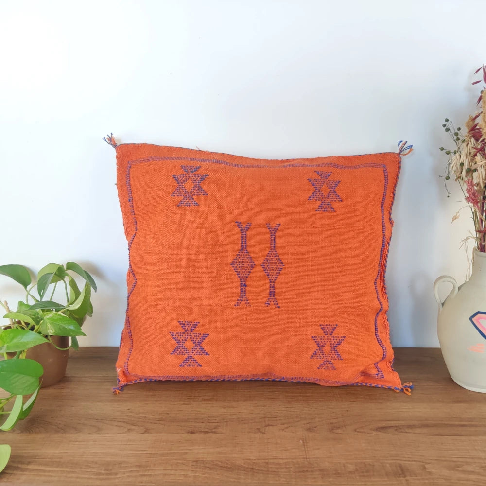 Coussin berbère orange motifs bleus - MAZIR Décoration