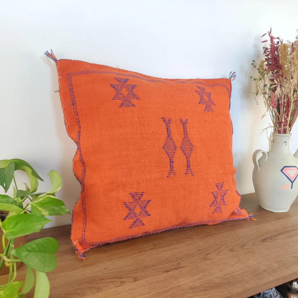 Coussin berbère orange motifs bleus - MAZIR Décoration