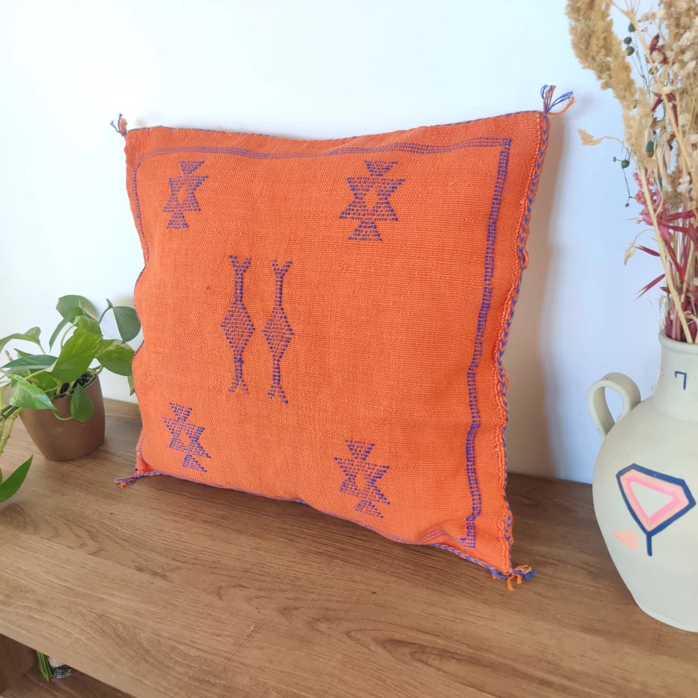 Coussin berbère orange motifs bleus - MAZIR Décoration