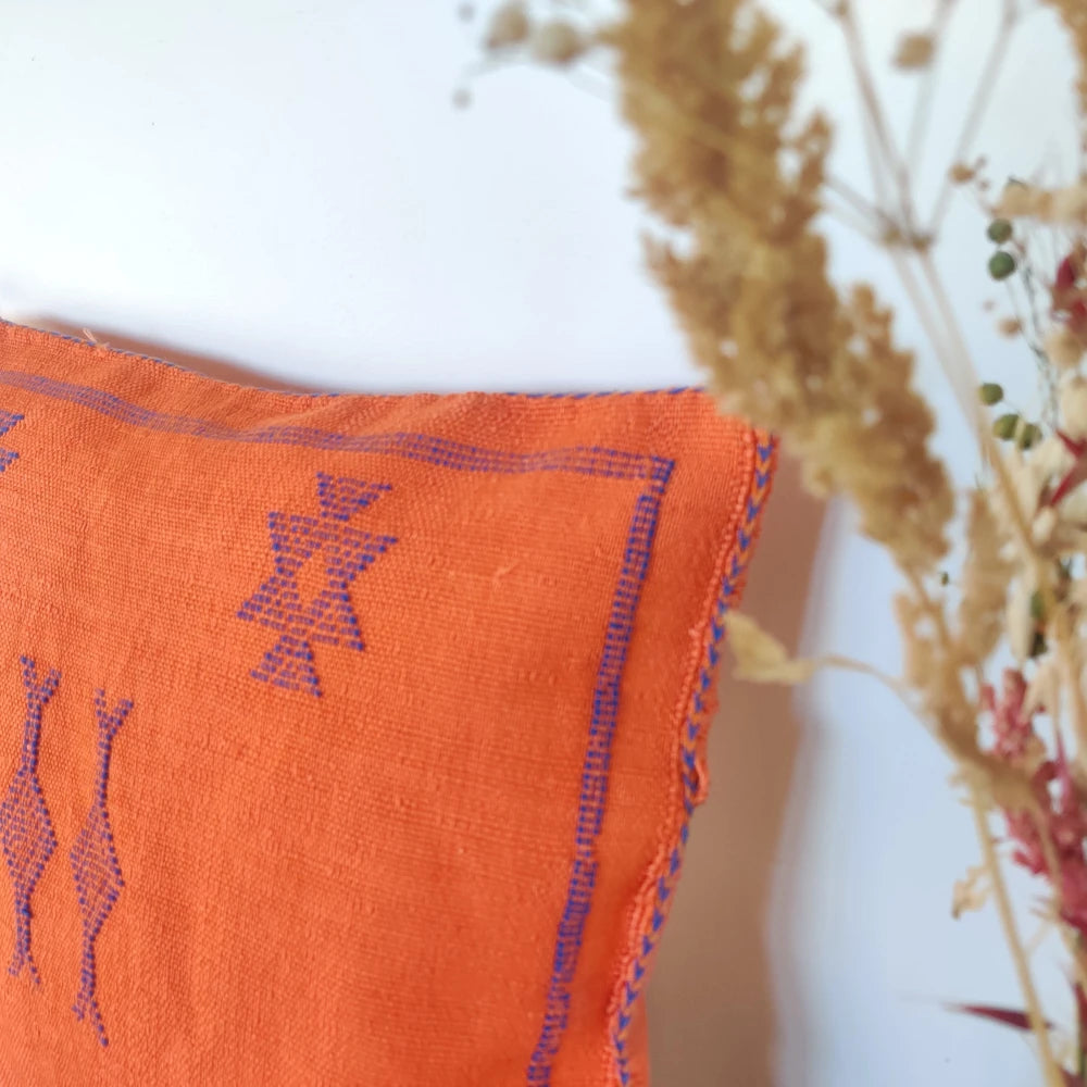 Coussin berbère orange motifs bleus - MAZIR Décoration