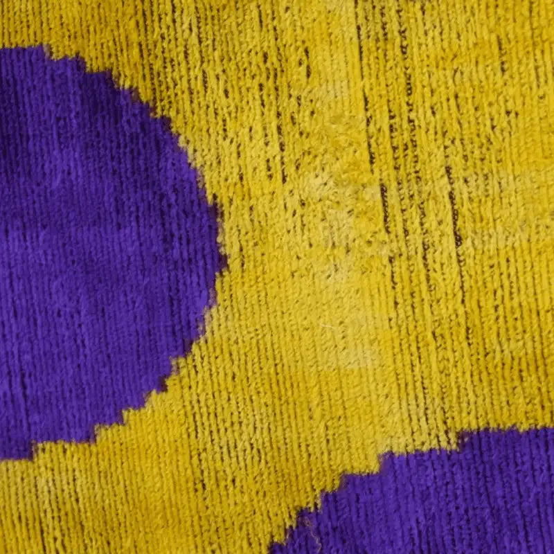 Coussin Ikat doré motif violet artisanal
