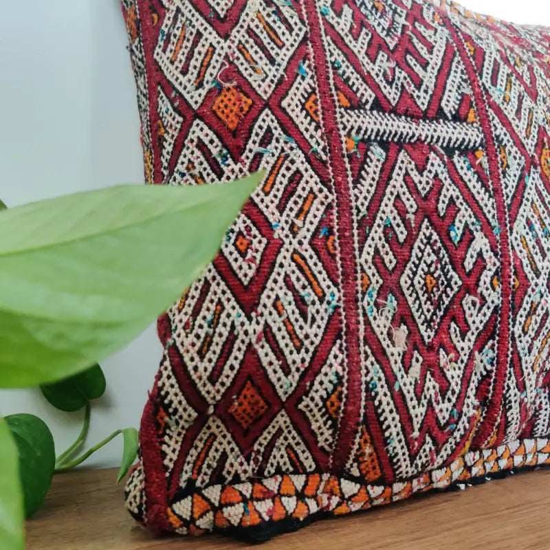 Détail artisanal du Coussin Kilim berbère Rouge et blanc Vintage motifs ethniques berbères