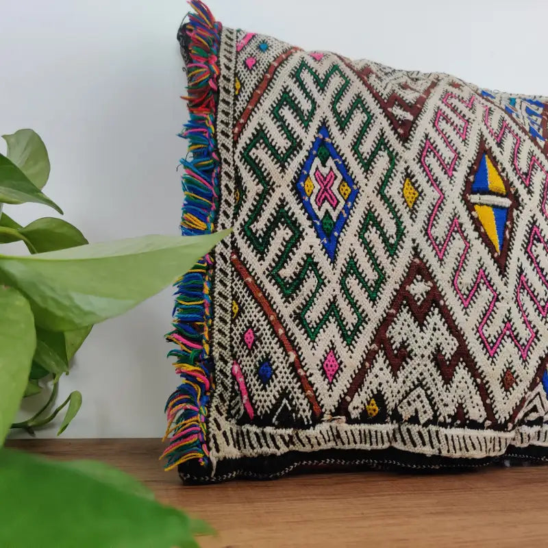 Vue approchée du Coussin Kilim Blanc Marocain motifs berbères