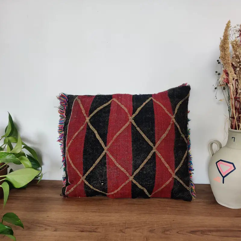 Seconde face du Coussin Kilim Blanc Marocain motifs ethnique en rouge et noir