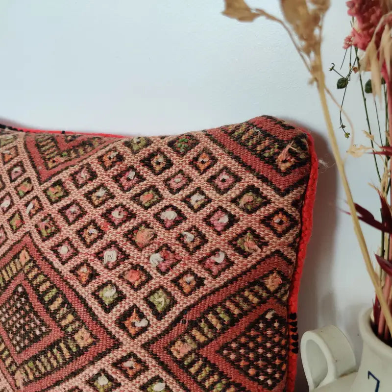 Détail artisanal du Coussin Kilim Marocain Gris et Rouge effet Vintage