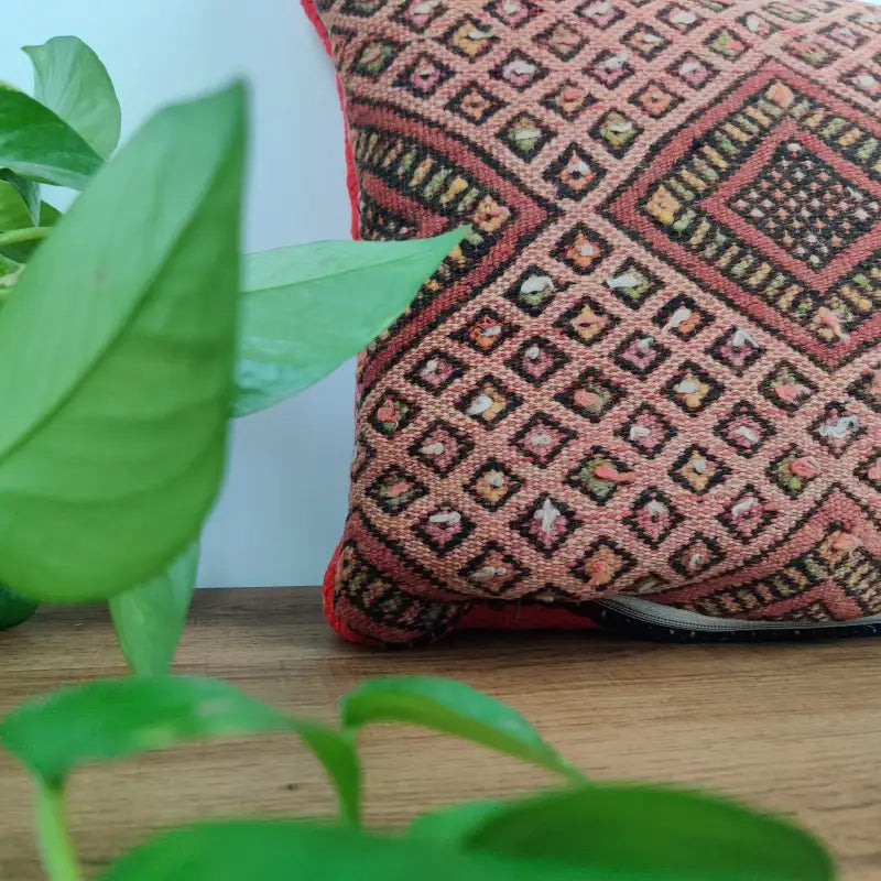 Vue détail du Coussin Kilim Marocain Gris et Rouge motifs ethniques berbères