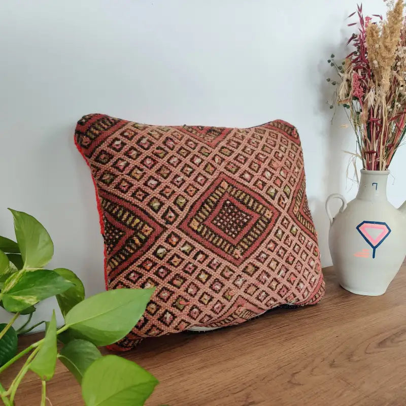 Vue angle 1 du Coussin Kilim Marocain Gris et Rouge motifs berbères