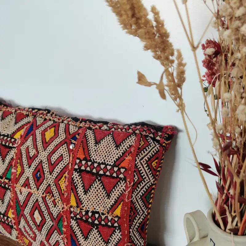 Détail artisanal du Coussin Kilim Marocain Marron et Rouge effet Vintage