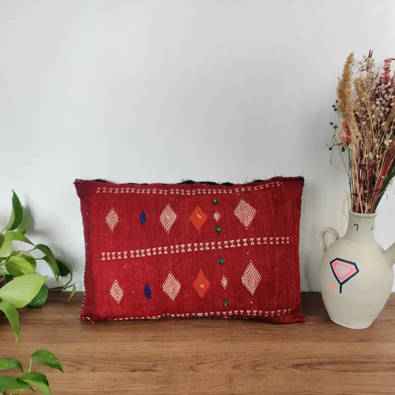 Seconde face du Coussin Kilim Marocain gris et Rouge motis berbères