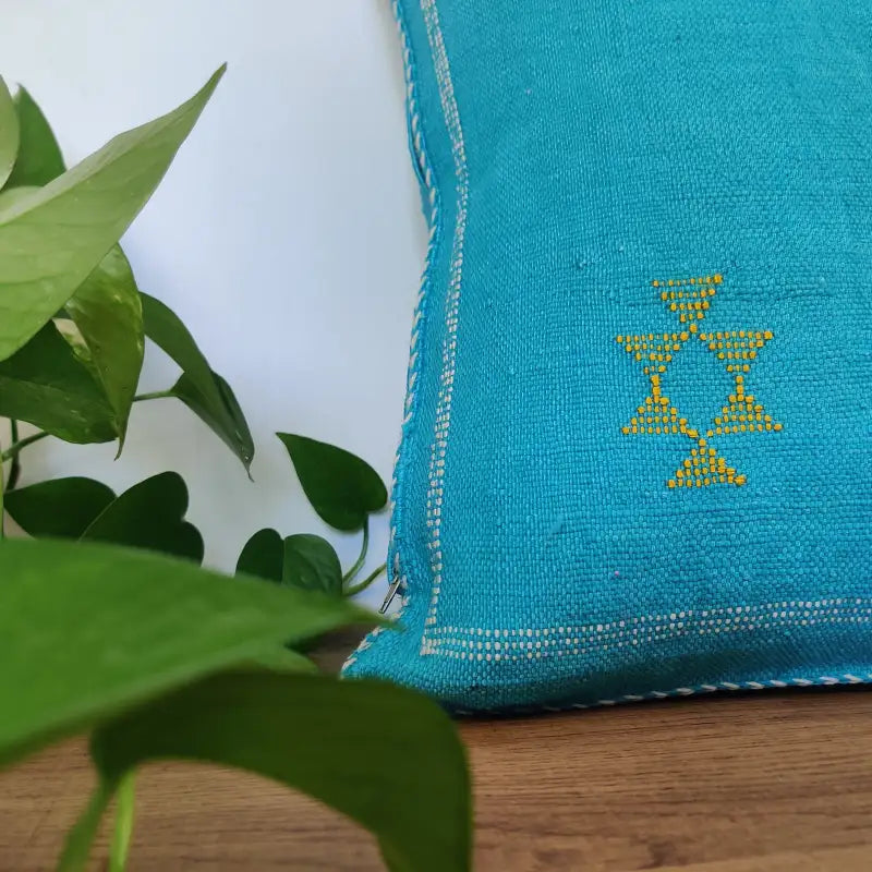 Vue détail du Coussin Marocain Bleu Soie de Cactus