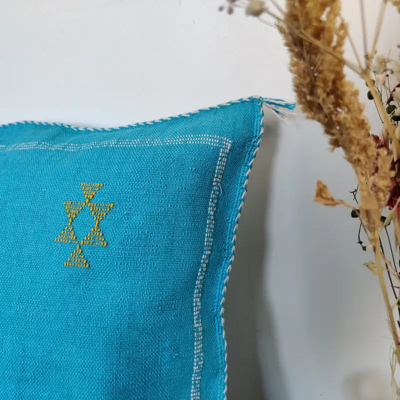 Détail artisanal du Coussin Marocain Bleu 
