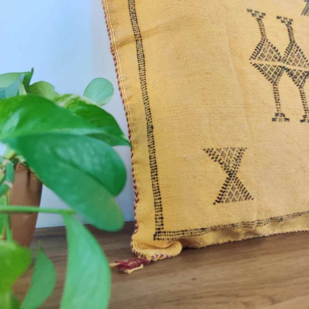 Coussin marocain Jaune en Soie de Cactus - MAZIR Décoration