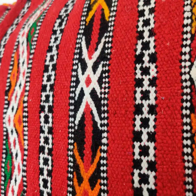 Détail artisanal du Coussin Marocain Kilim Rouge Motifs Berbères