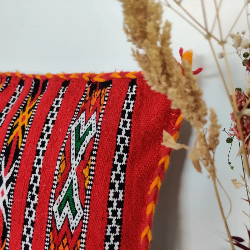 Détail artisanal du Coussin Marocain Kilim Rouge Motifs Berbères Vintage Fait main