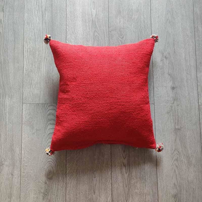 coussin pompon rouge