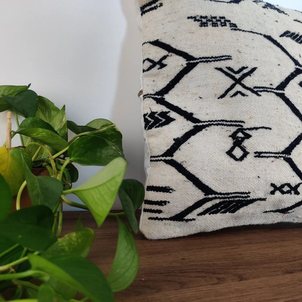 Coussin marocain tribal noir et blanc - MAZIR Décoration