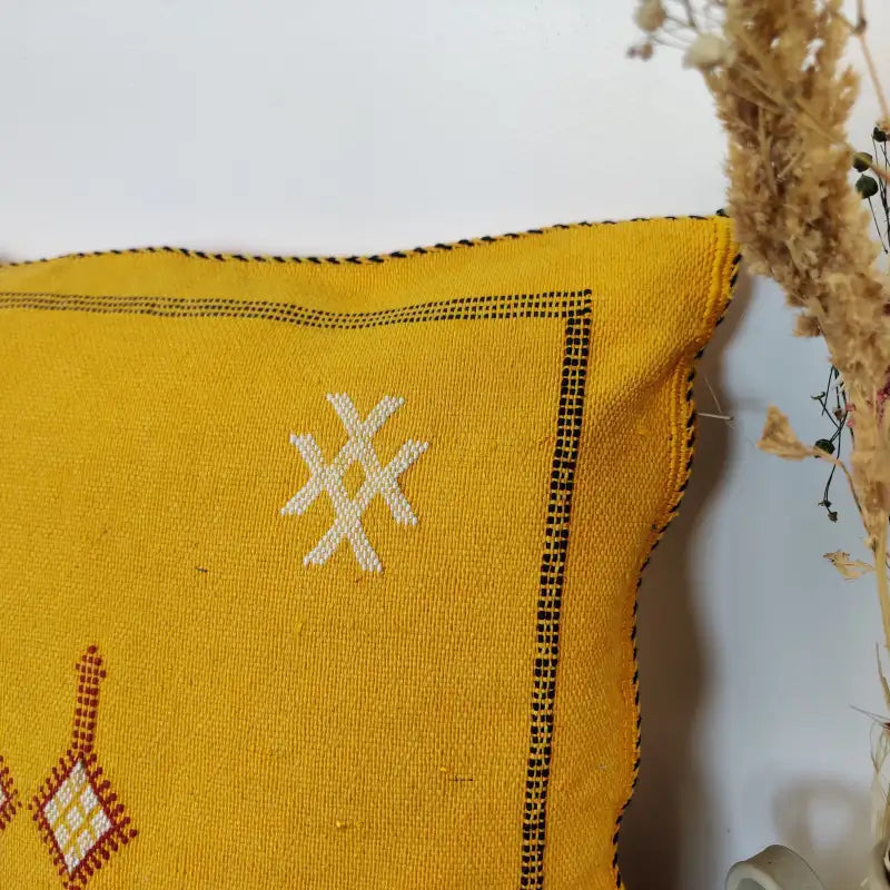 Détail artisanal du Coussin Sabra Marocain Jaune en Soie de Cactus